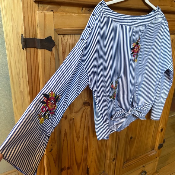 Davi & Dani Top Blue White Floral Embroidery Long Sleeve Knot Waist Women's L - Picture 8 of 10